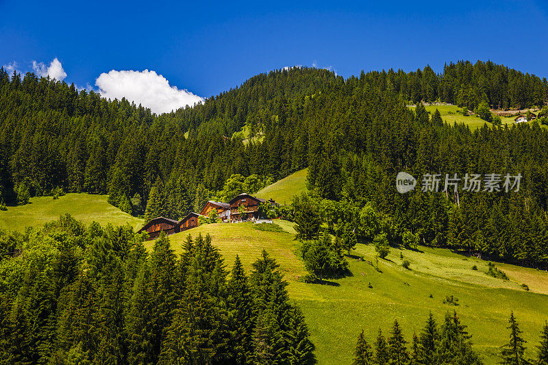 田园诗般的白云石阿尔卑斯山景观- Val Gardena，意大利